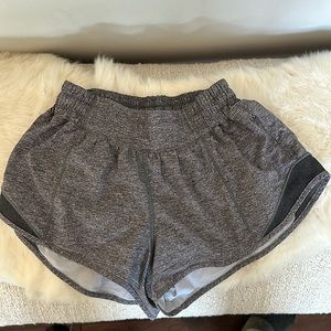 Lululemon Hotty Hot 2.5” lined shorts